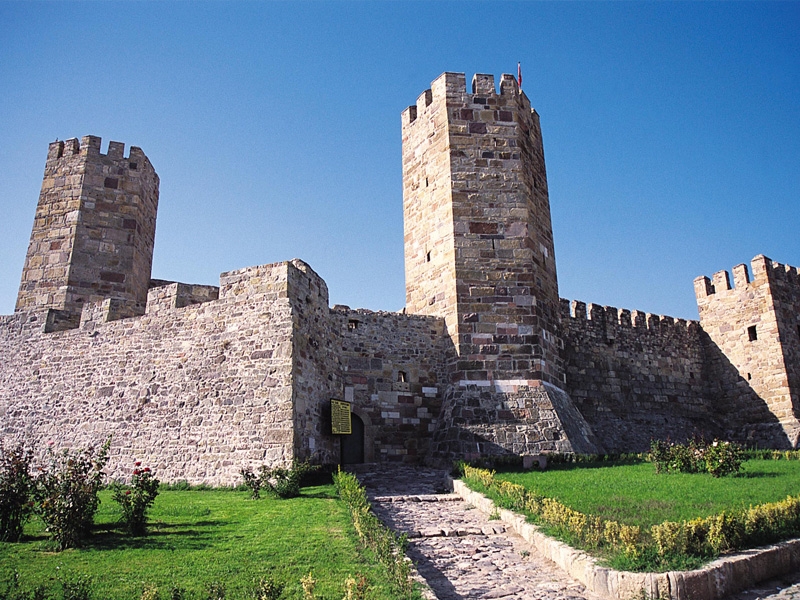 Tarihi Çandarlı Kalesi Restorasyonu ve Aydınlatma