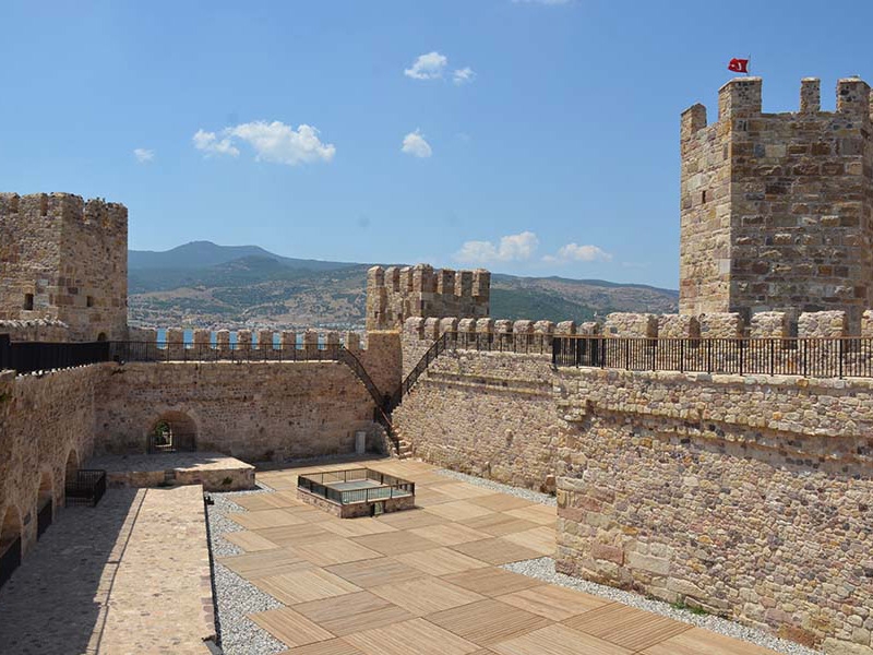 Tarihi Çandarlı Kalesi Restorasyonu ve Aydınlatma